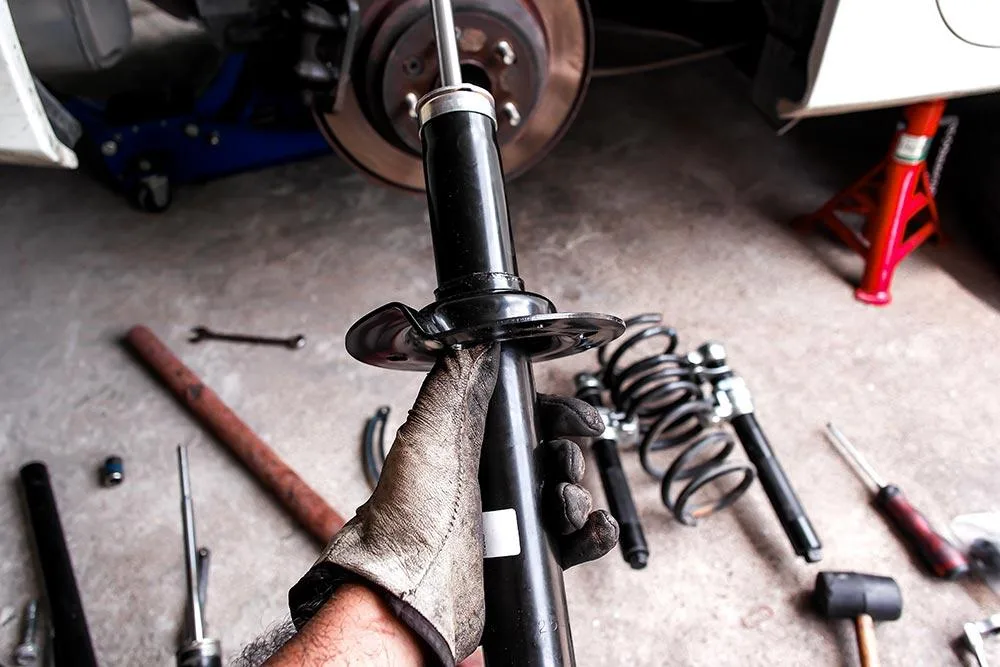 علامات تلف المساعدات (Shock Absorbers) وتأثيرها على القيادة – دليل شامل