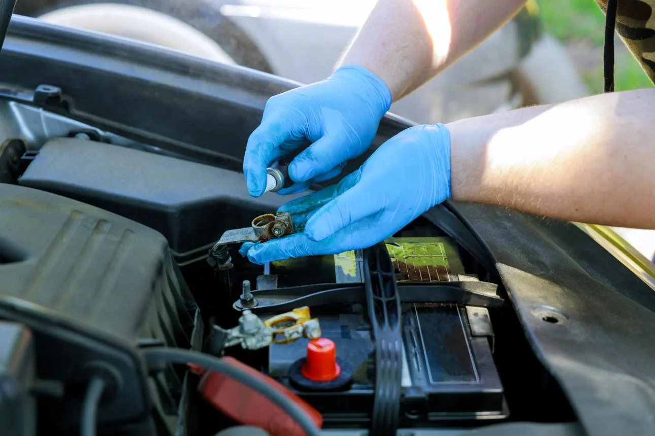 Signs of a Weak Car Battery and When to Replace It – Complete Guide